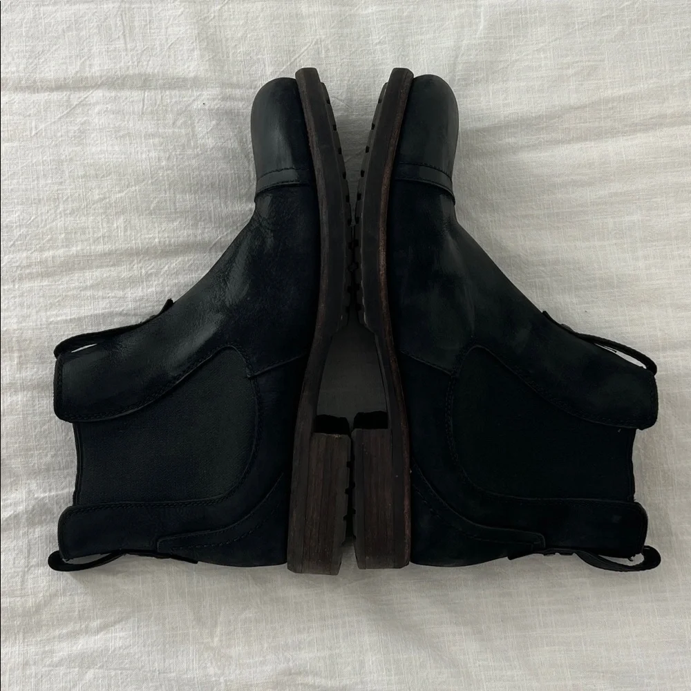 Ugg Gallion Chelsea Black Suede Pull On Boots Size 9